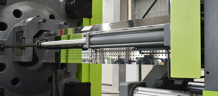 servo-injection-molding-machine-screw