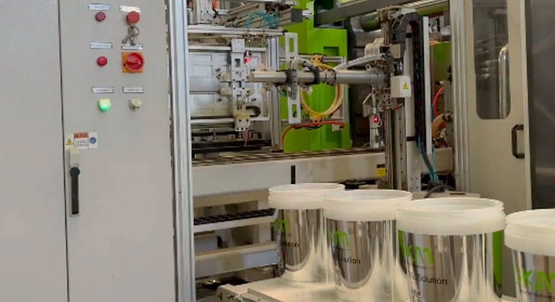 in-mold-labeling-bucket-production