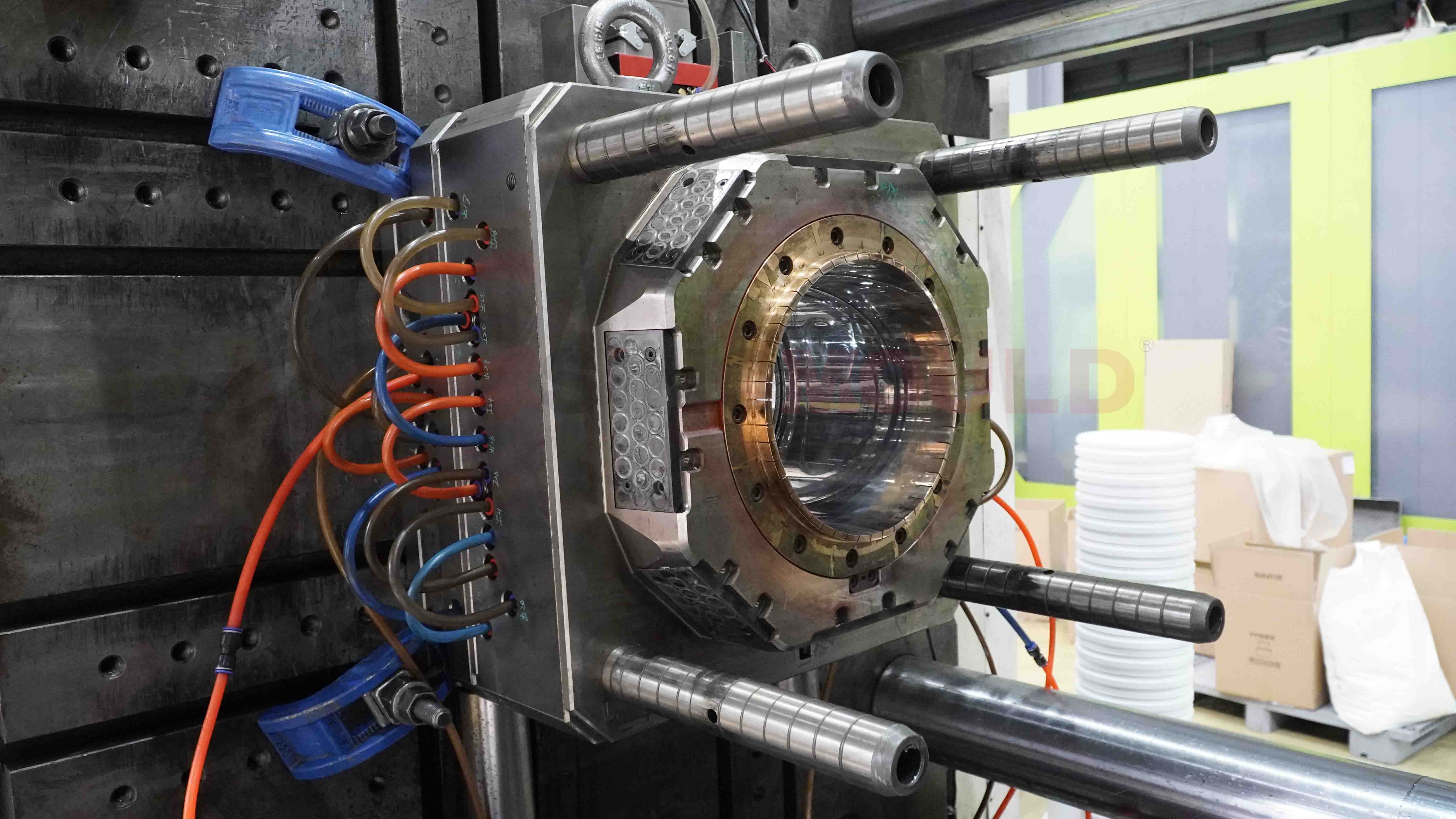 injection-molding-machine-for-producing-buckets